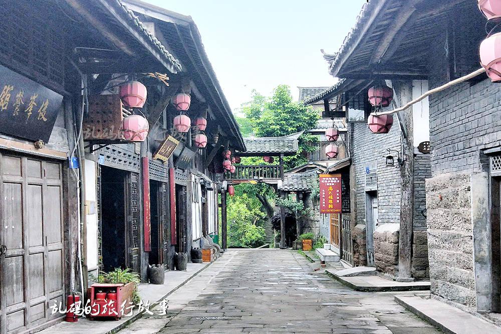找答案,就上短款黑色T恤搭黑色高腰裤,美的低调又显成熟,精致干练又显瘦,你喜欢吗?!